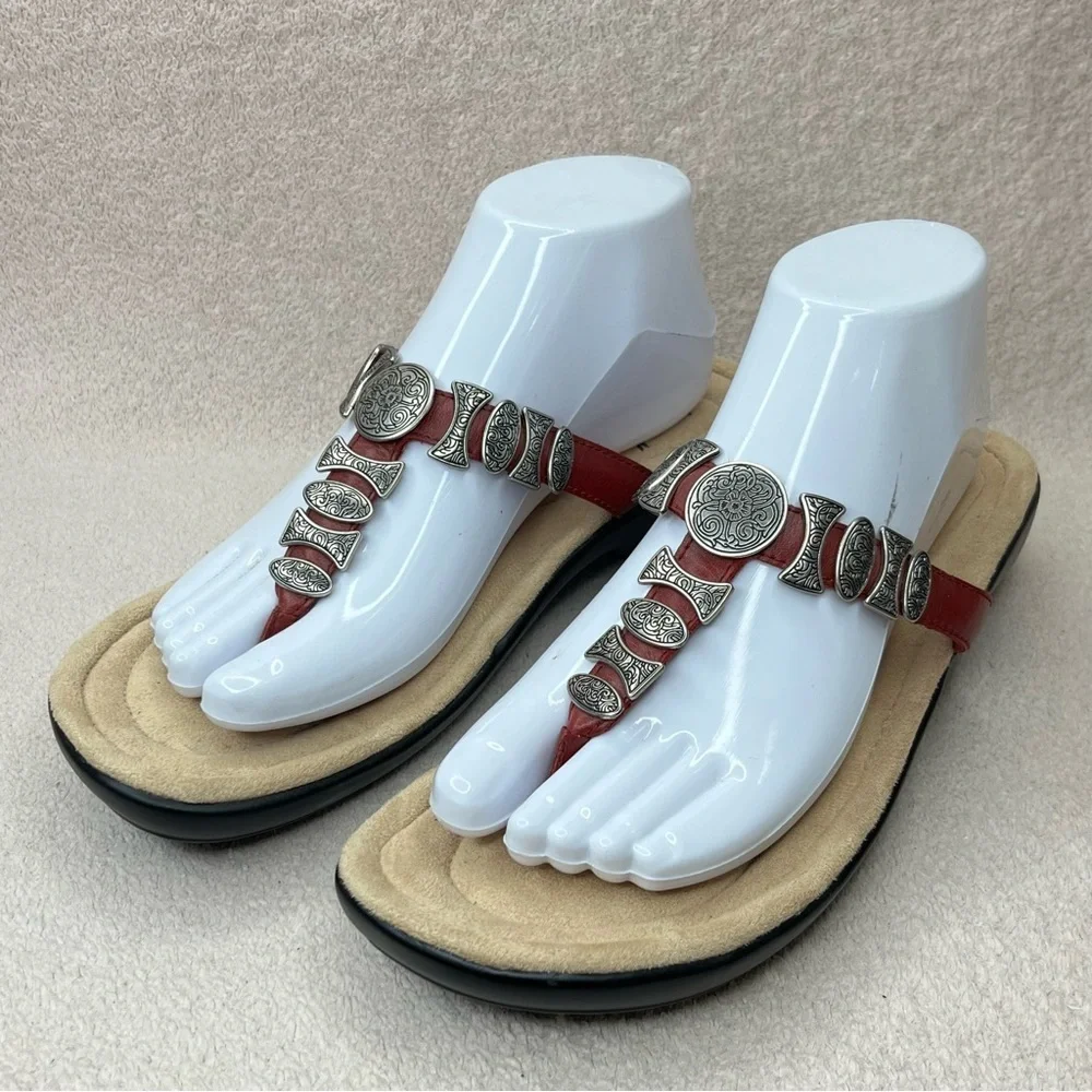 Minnetonka Leather Metal Medallion Flip Flops Sandals Women’s 9 Red/Silver/Black
